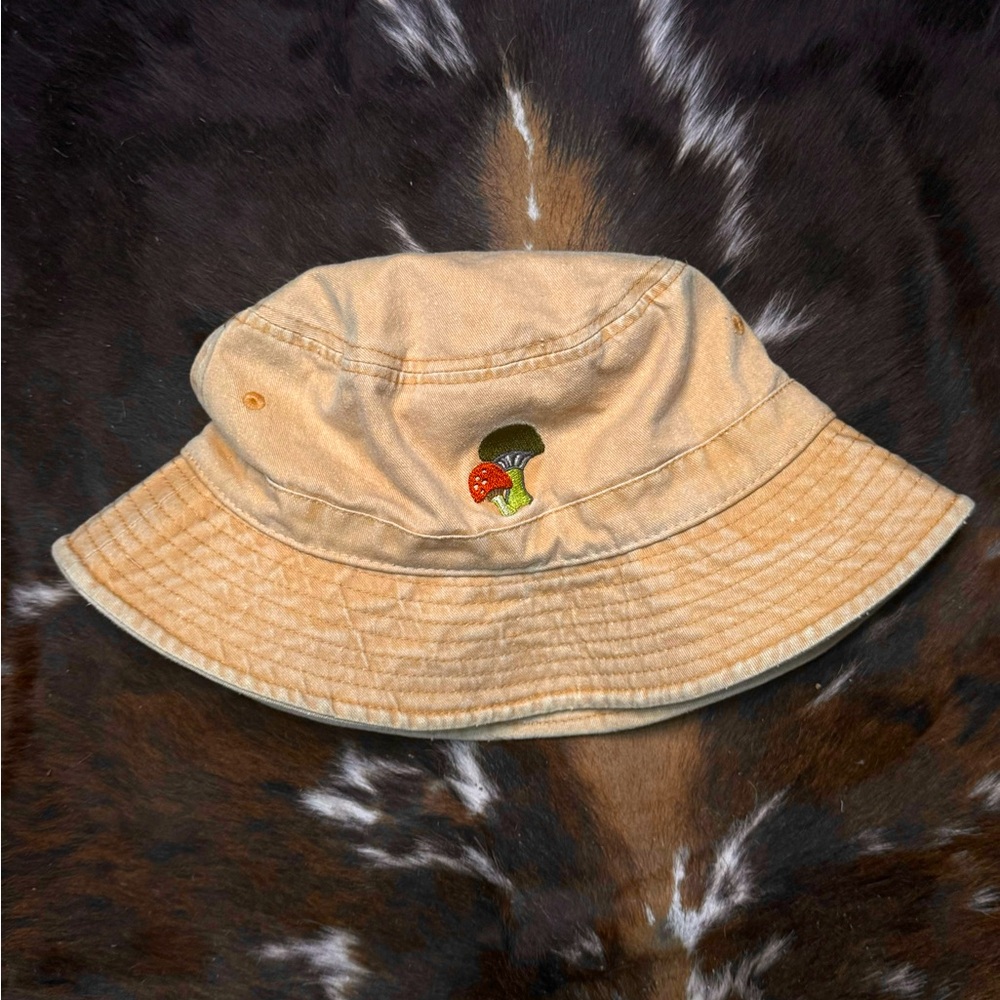 Urban Outfitters NWT Mushroom Embroidered Khaki Bucket Hat